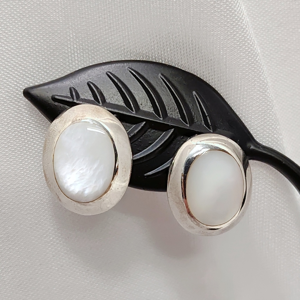 Vintage Sterling Silver White Mother Of Pearl Oval Post Back Earrings - Picture 3 of 8